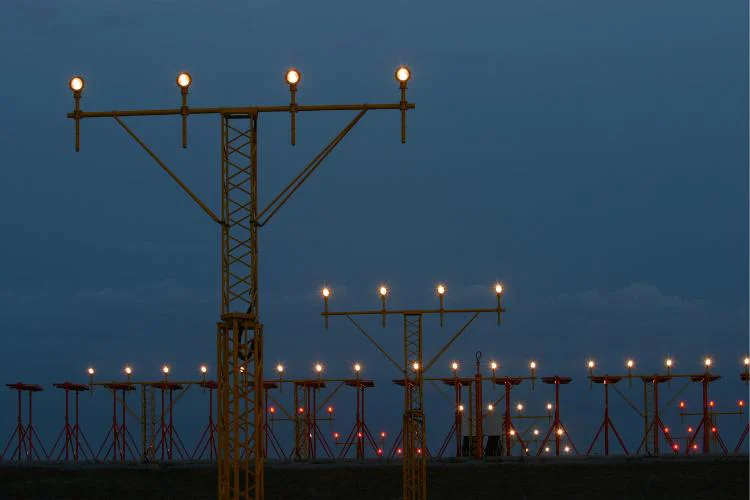 Ayudas visuales para aterrizajes gracias a Iluminación Para Aeropuertos