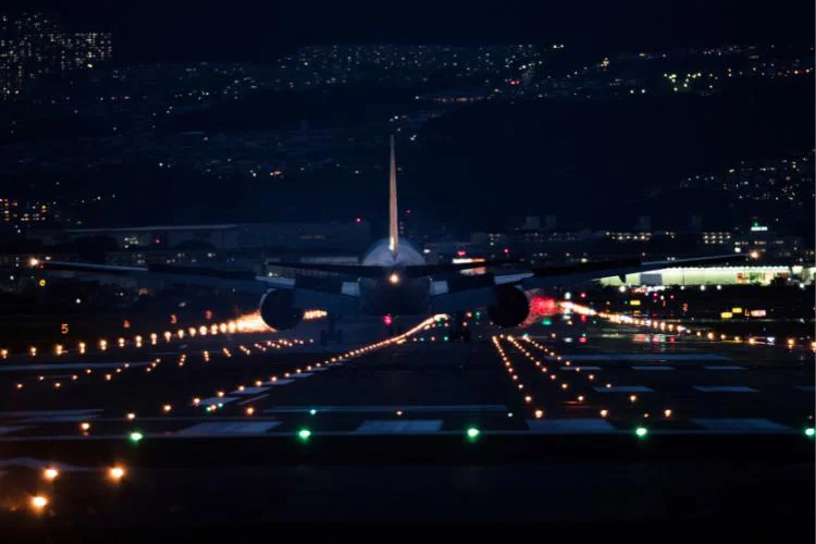 Avión en proceso de aterrizaje en ambiente nocturno